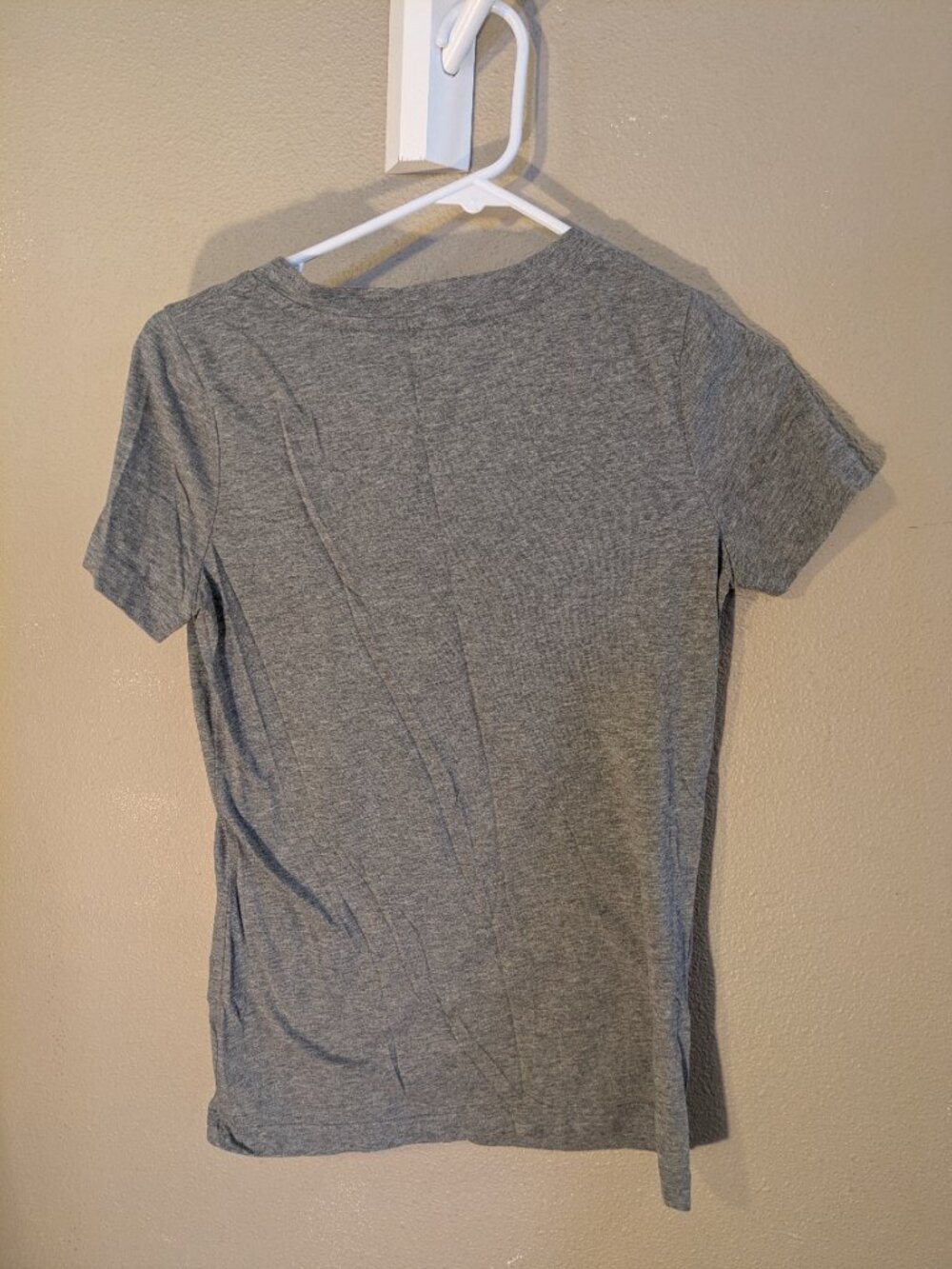 Mossimo V-neck tshirt - Picture 2 of 4